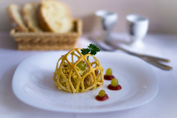 САЛАТ С КУРИЦЕЙ И ГРИБАМИ В ПАУТИНКЕ