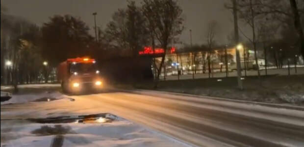 В облцентре начали обработку дорог противогололедными смесями
