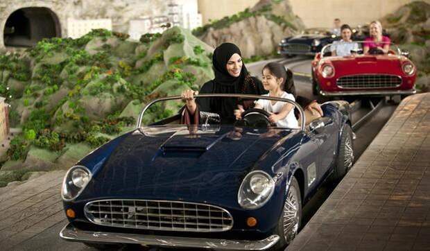 Парк "Ferrari World" (ОАЭ; Абу-Даби) Парк Феррари ОАЭ, авто