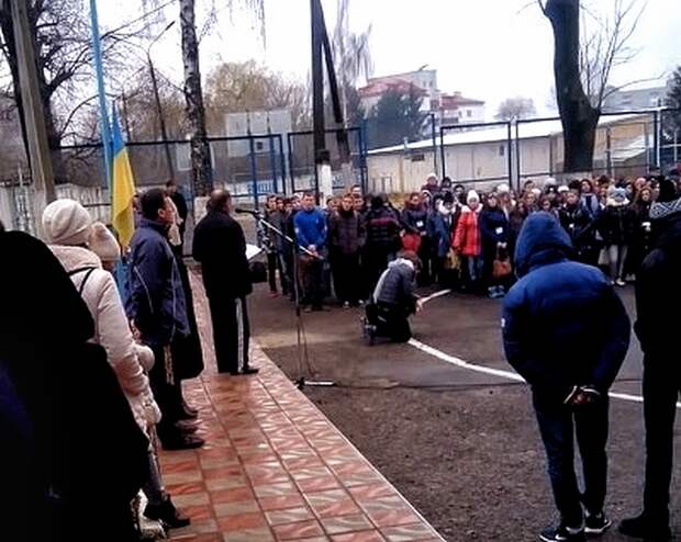 «Нерабов» в Тернополе учат отрабатывать позу покорности в школах и ВУЗах