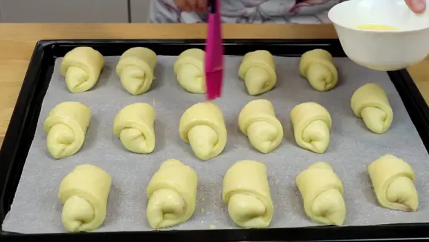 Как во Франции: рогалики из теста, которое бродит в воде. Получаются слоёные мини круассаны