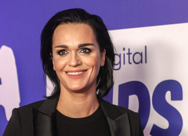 «Восставшая из пепла» Слава предстала в эффектном гламурном образе