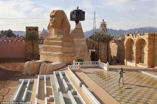 Мужчина убирает пустующие отели от мусора египет, курорты, туризм