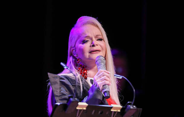 «Я не знаю, как дальше»: Лариса Долина призналась, что у нее земля ушла из-под ног