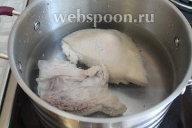 Положить слегка проваренное мясо в чистую кастрюлю, залить чистой водой, поставить на огонь.