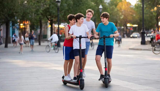 С самокатчиками "придётся жестить": Почему борьба неэффективна и как всё изменить? Эксперт в прямом эфире сорвал аплодисменты