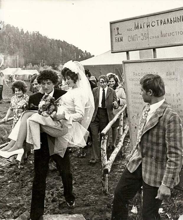 В палаточном городке Магистральный, несмотря на полевые условия, невесты не отказывались от белых нарядов. Их, конечно, носили на руках.
