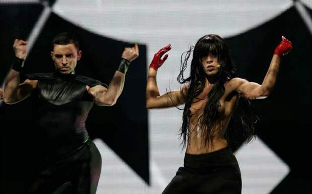 Звезда "Евровидения" Лорин  вышла на сцену топлес с украинской группой KAZAKY (видео)