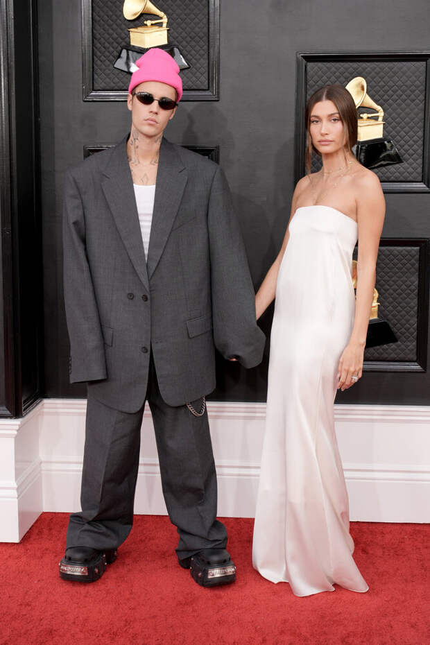 Джастин Бибер в Balenciaga и Хейли Бибер в Saint Laurent и украшениях Tiffany & Co. Джастин Бибер в Balenciaga и Хейли Бибер в Saint Laurent