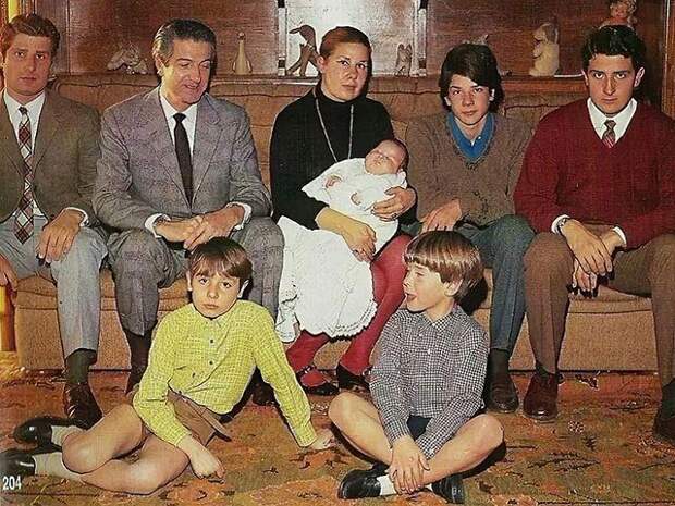Ей уступала дорогу Елизавета II, а неудачная пластика только прибавила харизмы: кто она — Каэтана Альба — самая голубая кровь в мире