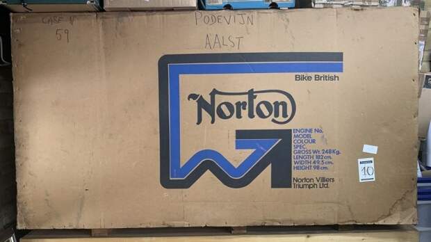 Коллекционный мотоцикл Norton Commando 1977 года, который даже не распаковывали