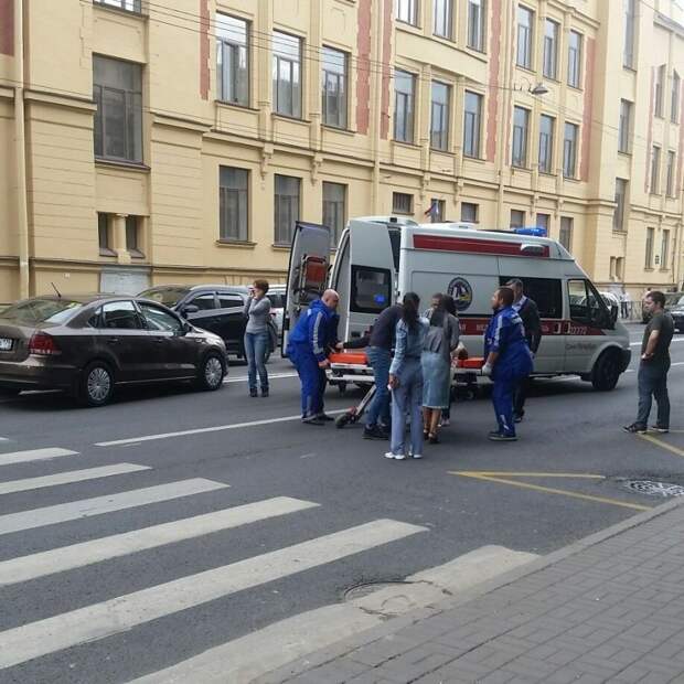 Наезд на молодую девушку в Адмиралтейском районе Санкт-Петербурга авария, авто, авто авария, видео, дтп, пешеход, пешехода сбили, пешеходный переход