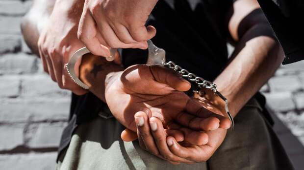 В Орске 5 полицейских заковали мужчину в наручники и вымогали деньги