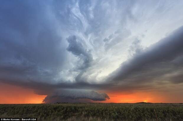 Грозовая суперъячейка на фоне закатного неба в Блдсо, штат Техас, США.
