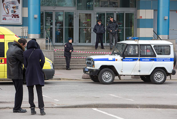 Полиция оцепила здание торгово-развлекательного комплекса «Родео Драйв» после сообщения о заложенной бомбе