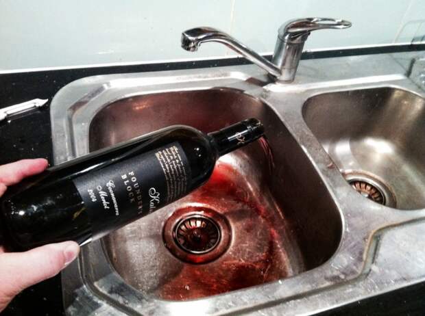 Выливать вино в раковину - значит, портить продукт. / Фото: wine-mag.ru