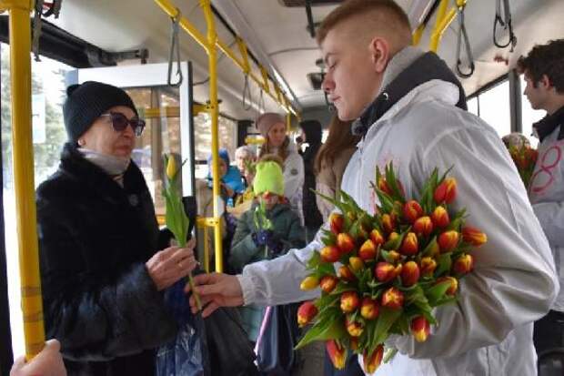 Тамбовчанок поздравили с 8 Марта прямо в автобусе №1