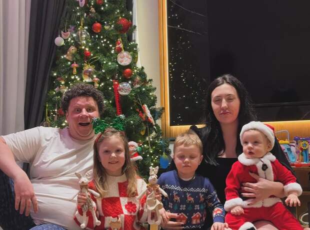 Актер Евгений Кулик опубликовал фото с женой и тремя детьми