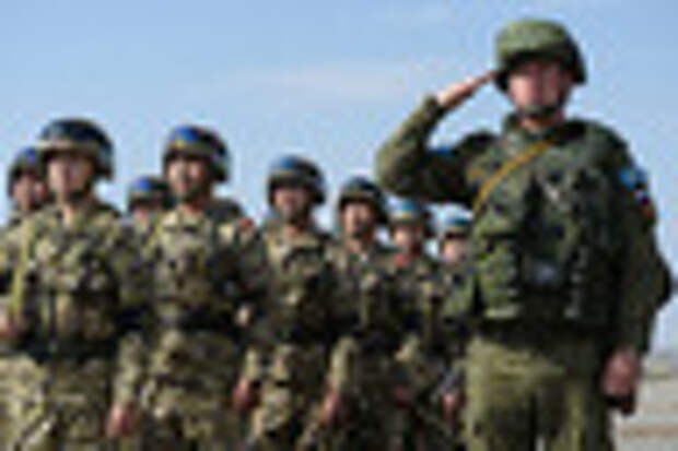 2709205 30.09.2015 Военнослужащий подразделения Вооруженных сил РФ (справа), входящего в состав Коллективных миротворческих сил Организации Договора о коллективной безопасности (ОДКБ) на открытии учений КМС ОДКБ "Нерушимое братство-2015" на полигоне "Маршал Баграмян" в Армении. Слева - военнослужащие Вооруженных сил Киргизии. Максим Блинов/РИА Новости