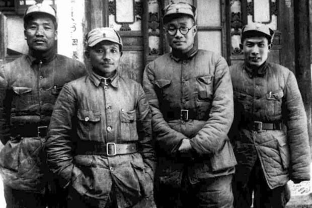 Дэн Сяопин (второй слева) в рядах 129-й дивизии китайской армии. Фото: Kyodo News / AP