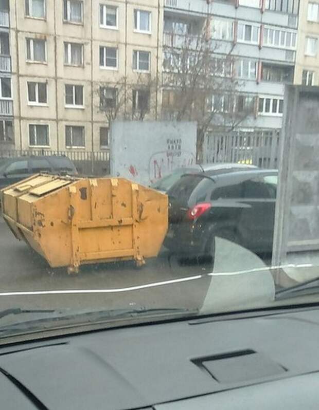 Наказание от мусорщиков (2 фото)