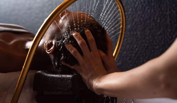 Трихолог назвала пять лучших процедур для восстановления волос