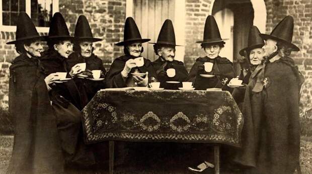 История одного фото: женщины похожие на ведьм, пьют чай, 1920 год