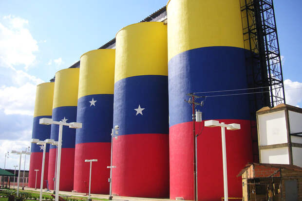 США разрешили нефтяным компаниям возобновить работу в Венесуэле