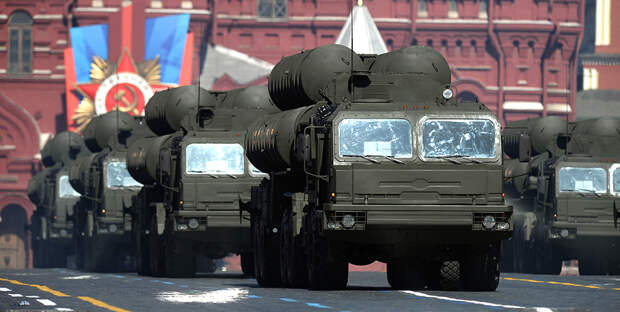 Зенитно-ракетные комплексы С-400 на военном параде на Красной площади 912-d.jpg Рамиль Ситдиков/ РИА Новости