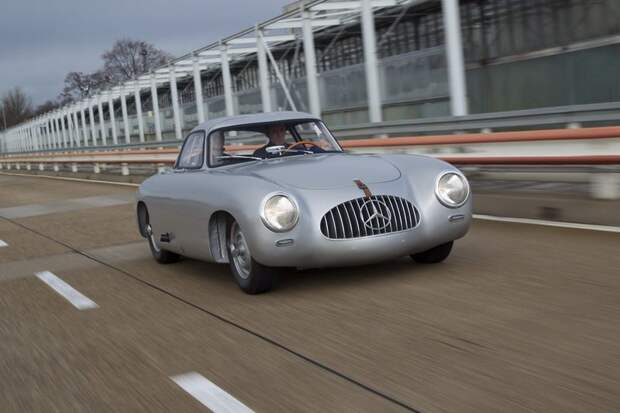 Живая легенда Mercedes 300 SL празднует свое 60-летие (24 фото)