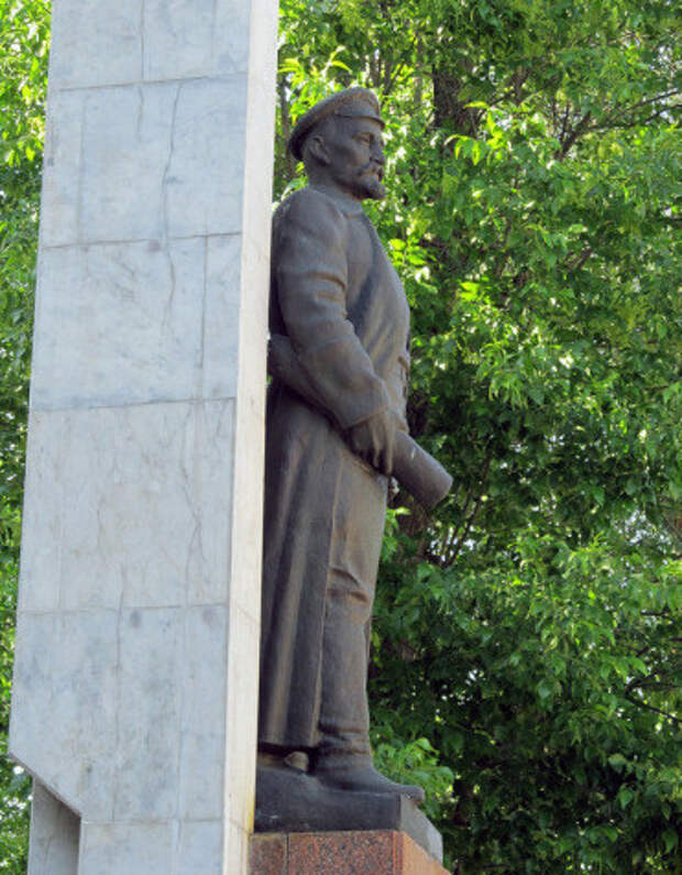 Памятник Железному Феликсу показалось, прикол, юмор