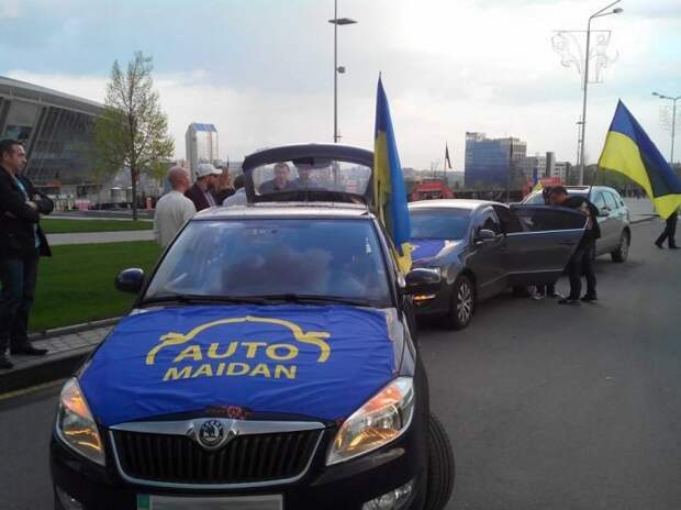 «Автомайдан» отметил трагедию в Одессе веселой музыкой и дракой
