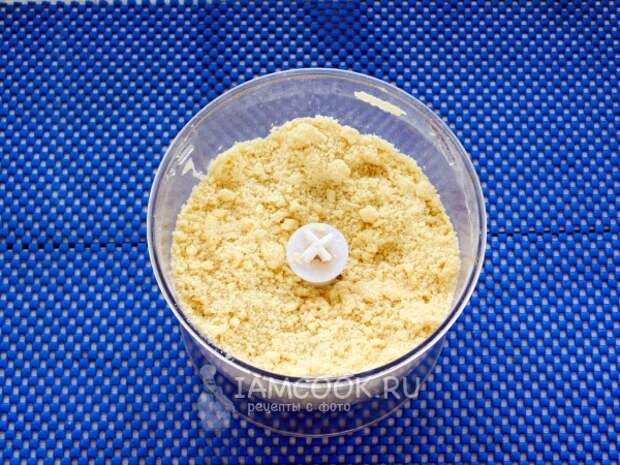 Смешать масло с мукой в крошку