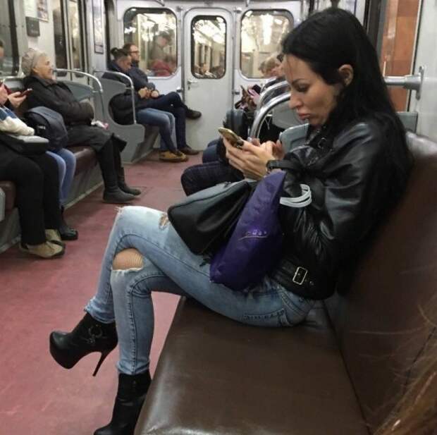 девушка в порванных джинсах
