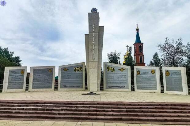 Сегодня мы расскажем про ещё два стратегических бомбардировщика-ракетоносца, установленных в качестве памятников в лётном городке крупнейшей авиабазы дальней стратегической авиации в г. Энгельс.-14