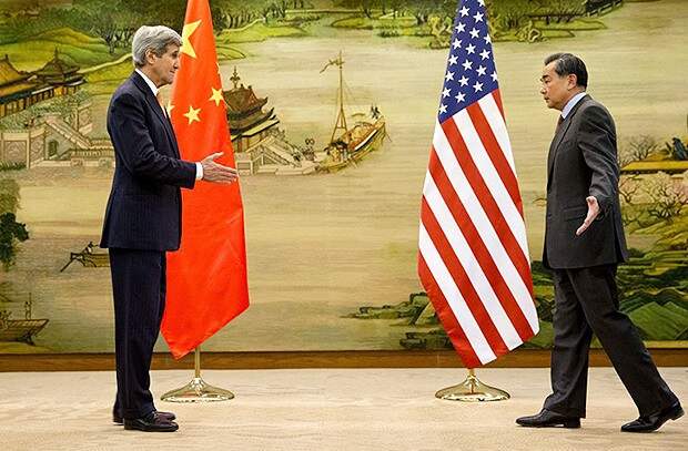 Джон Керри и Ван И во время визита госсекретаря США в КНР. Фото: Jacquelyn/ AFP