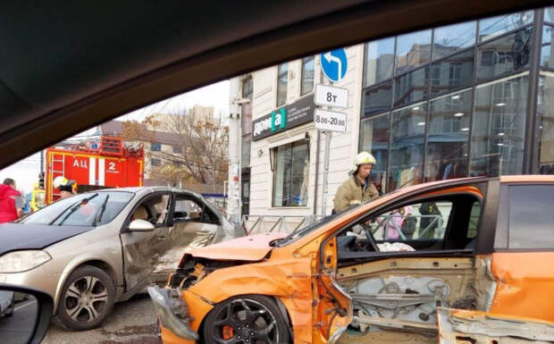 В центре Краснодара отечественный авто устроил аварию: пострадали трое