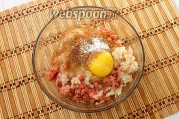 Филе и лук прокручиваем через мясорубку. Добавляем яйцо, соль и приправу. Хорошо перемешиваем.