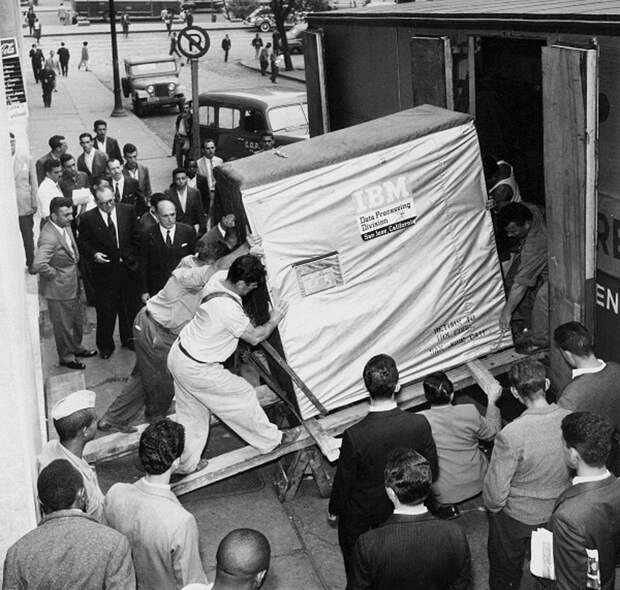 7. Доставка 5-мегабайтного диска от IBM, 1956 год. 7. Доставка 5-мегабайтного диска от IBM, 1956 год. необычное, удивительные фотографии, фото