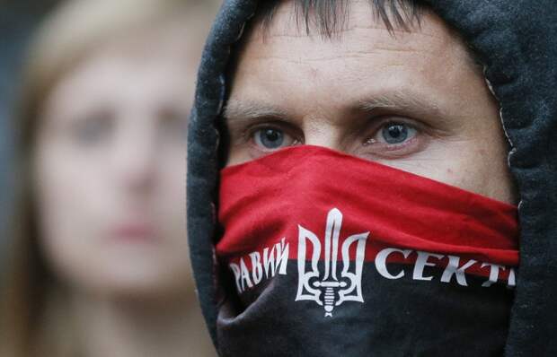 "Правый сектор" взял "под охрану" поврежденные опоры ЛЭП, подающие электричество в Крым