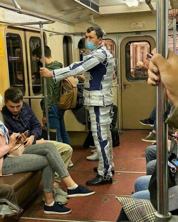 мужчина в костюме из масок