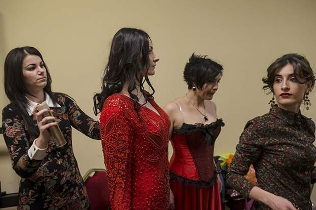 Ополченки Новороссии в вечерних платьях Ополченки Новороссии в вечерних платьях