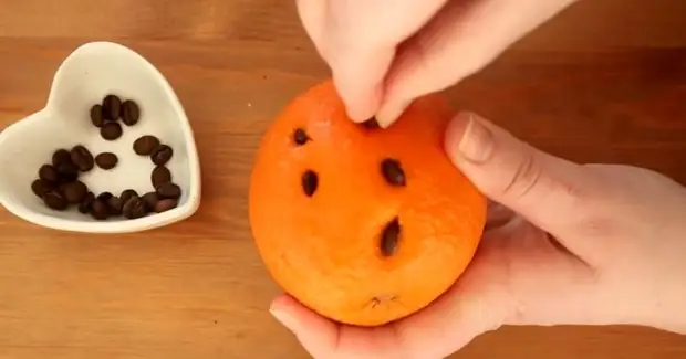 Бабушка всегда делала так с последним оставшимся апельсином. Вкус исключительный