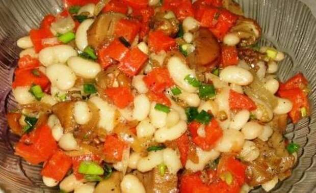 Постный салат с белой фасолью и грибами