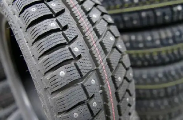 Россиянам посоветовали не торопиться менять зимнюю резину на автомобилях