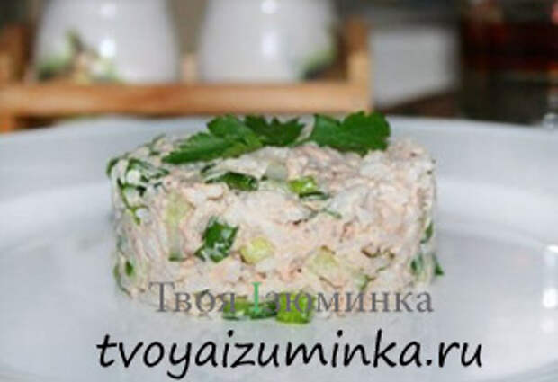 Полезный завтрак для школьника. Салат из копченой рыбы и риса.
