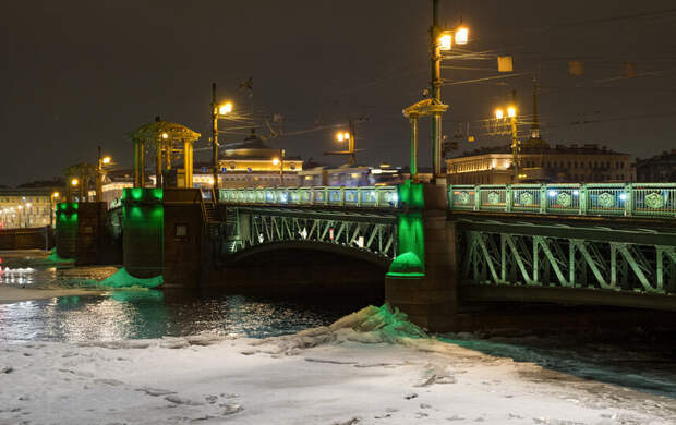 В Петербурге подсветят мосты и зажгут факелы Ростральных колонн в честь Ленинградской Победы