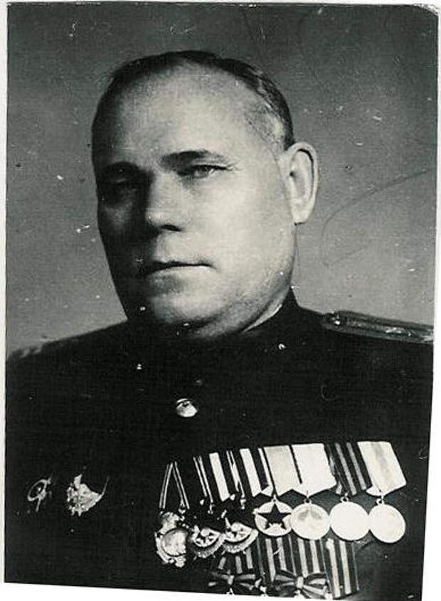 Полковник пограничных войск Кузин Павел Романович с Георгиевскими крестами, конец 40-х гг.