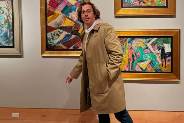 Shot: в Куршевеле эвакуируют людей из горящего отеля, в котором поселился Галкин