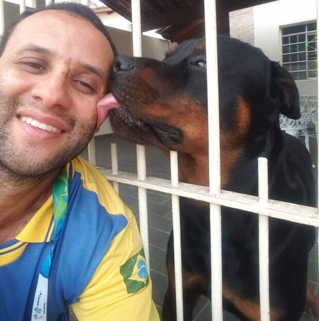 Этот бразильский почтальон лучший друг собак, Анджело Криштиану да Силва, Angelo Cristiano da Silva